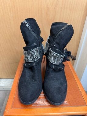 Not Rated Women’s Black Faux Suede Embellished Ankle Boots. Size: 9
